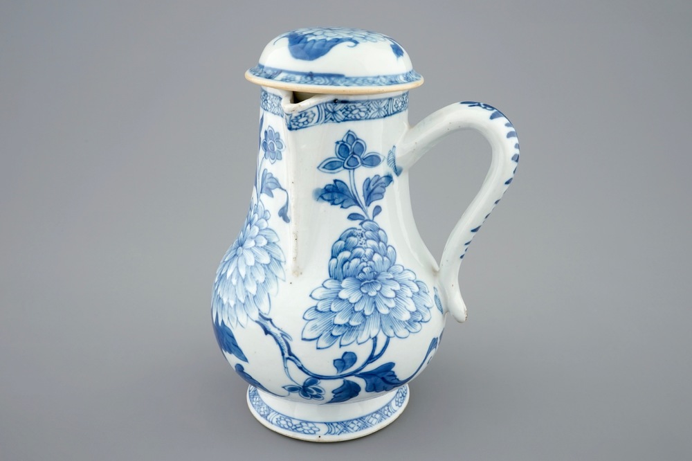 Een blauw-witte Chinese kan met deksel, Kangxi